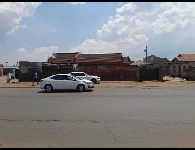 3 BEDROOM HOUSE FOR SALE IN THOKOZA EXT 2
